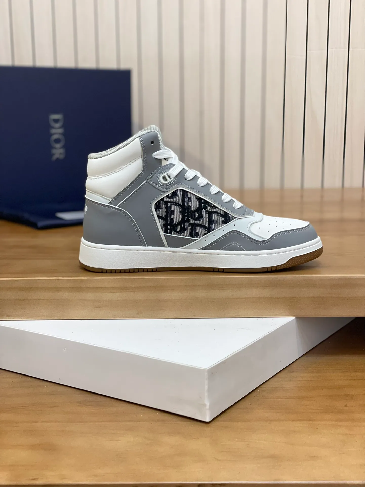 Men's shoes: 💰P460¥ Product trademark: Dior* "Dior*" high-top casual shoes Regular size: 38-44 (can be customized to 45.46) Product materials: Upper imported cowhide stitched with original fabric, breathable lining, original outsole. Number: 1006